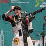 Anna Janßen legte das Fundament für die Olympia-Teilnahme mit ihren drei Titeln bei der Europameisterschaft im Frühjahr. Der Deutsche Schützenbund nominierte sie daraufhin für Paris. Es ist mit 22 Jahren ihre erste Teilnahme. Und da sie auch die Weltrangliste anführt, gehört sie zum engeren Favoritenkreis auf eine Medaille