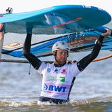 Kördel hat sich 2022 den Weltmeister-Titel in der Teildisziplin iQFoil-Surfen gesichert. Dabei hebt sich das Board auf einem sogenannten Foil (Tragflügel) über das Wasser. Es ist die High-Speed-Disziplin des Surfens