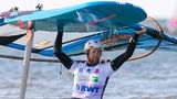 Kördel hat sich 2022 den Weltmeister-Titel in der Teildisziplin iQFoil-Surfen gesichert. Dabei hebt sich das Board auf einem sogenannten Foil (Tragflügel) über das Wasser. Es ist die High-Speed-Disziplin des Surfens