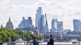 Wettbewerbsfähigkeit: Passanten vor der Londoner Skyline