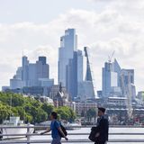Wettbewerbsfähigkeit: Passanten vor der Londoner Skyline