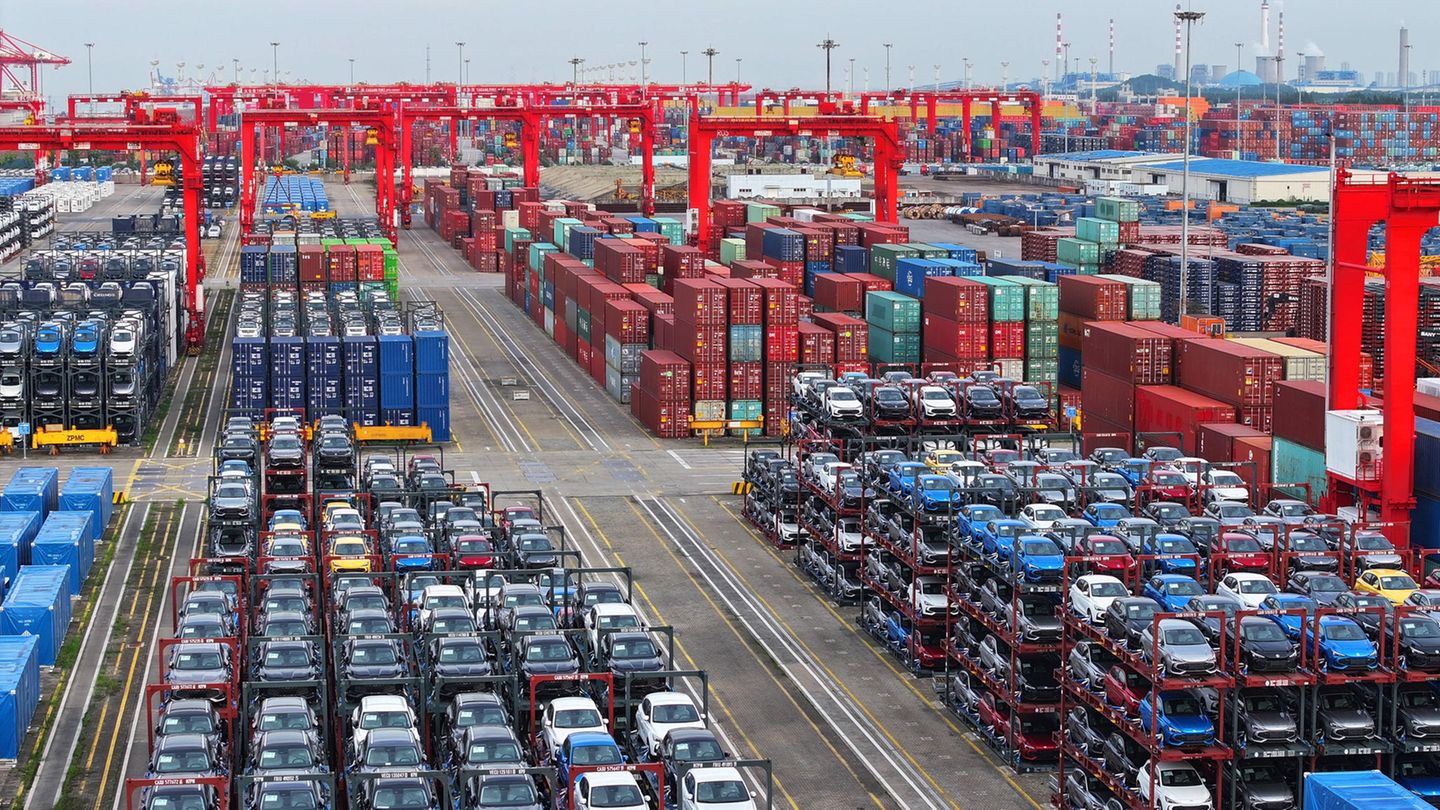 #14 China Wettbewerbsfähigkeit: Ein Containterterminal an einem chinesischen Hafen