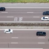 Wettbewerbsfähigkeit: Autos fahren auf einer französischen Autobahn