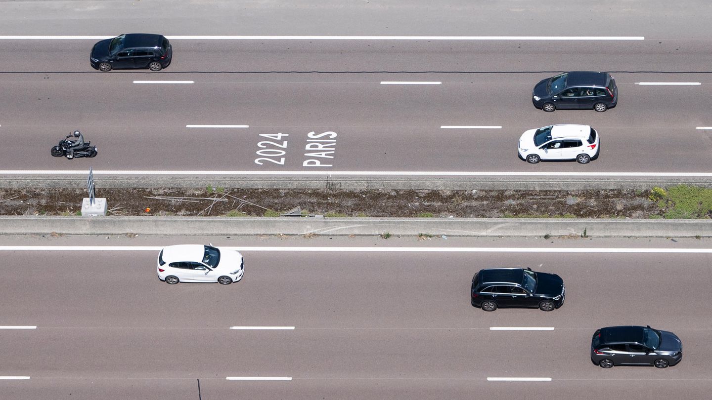 #31 Frankreich Wettbewerbsfähigkeit: Autos fahren auf einer französischen Autobahn