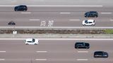 Wettbewerbsfähigkeit: Autos fahren auf einer französischen Autobahn