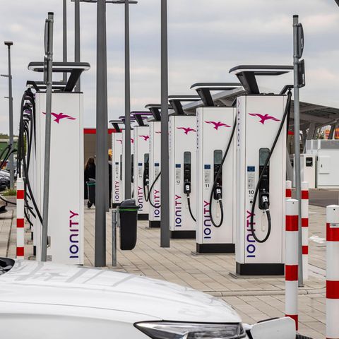 Ladestationen für Elektrofahrzeuge an der Autobahnausfahrt Merklingen: Die deutsche Ladeinfrastruktur wächst gerade schneller als der E-Auto-Absatz