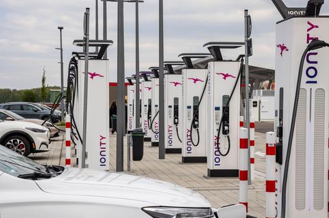Ladestationen für Elektrofahrzeuge an der Autobahnausfahrt Merklingen: Die deutsche Ladeinfrastruktur wächst gerade schneller als der E-Auto-Absatz