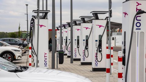 Ladestationen für Elektrofahrzeuge an der Autobahnausfahrt Merklingen: Die deutsche Ladeinfrastruktur wächst gerade schneller als der E-Auto-Absatz