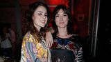 Lena Meyer-Landrut und Charlotte Roche verbindet eine turbulente Freundschaft. Die beiden lebten eine Zeit lang in Köln nur wenige Gehminuten voneinander entfernt, wurden enge Freundinnen. Doch irgendwann kündigte Roche der Sängerin wegen Meinungsverschiedenheiten die Freundschaft. Ein Jahr lang soll der Streit angedauert haben, deutete Meyer-Landrut einst an, es sei schlimm gewesen. Doch die beiden haben sich wieder versöhnt. Darüber hat Lena Meyer-Landrut dann den Song "It Takes Two" geschrieben, in dem es unter anderem heißt: "Charlotte, wir könnten von vorn anfangen. Nimm meine Hand, mach einen Schritt, es gehören zwei dazu."