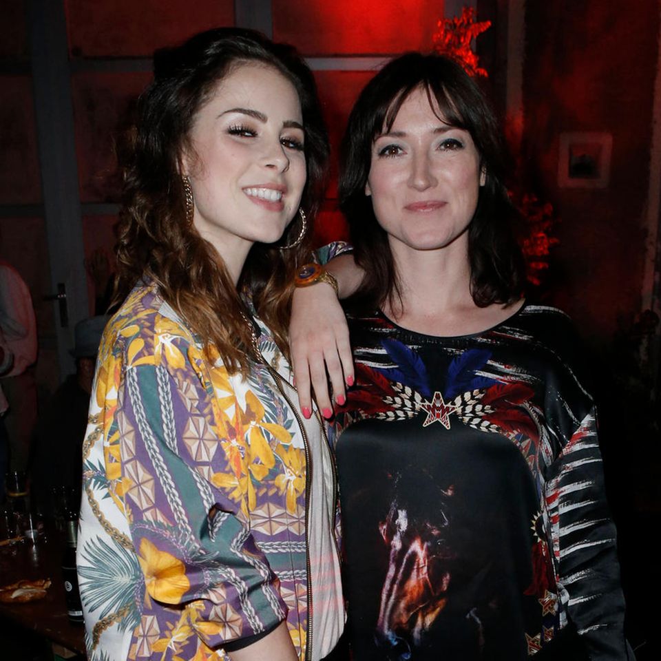 Lena Meyer-Landrut und Charlotte Roche verbindet eine turbulente Freundschaft. Die beiden lebten eine Zeit lang in Köln nur wenige Gehminuten voneinander entfernt, wurden enge Freundinnen. Doch irgendwann kündigte Roche der Sängerin wegen Meinungsverschiedenheiten die Freundschaft. Ein Jahr lang soll der Streit angedauert haben, deutete Meyer-Landrut einst an, es sei schlimm gewesen. Doch die beiden haben sich wieder versöhnt. Darüber hat Lena Meyer-Landrut dann den Song "It Takes Two" geschrieben, in dem es unter anderem heißt: "Charlotte, wir könnten von vorn anfangen. Nimm meine Hand, mach einen Schritt, es gehören zwei dazu."