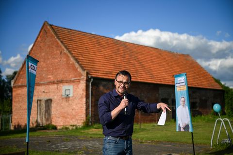Auftritt auf dem Dorf: Der Brandenburger CDU-Landeschef Jan Redmann beim Wahlkampfauftakt seiner Partei in Kleßen im Havelland-Kreis.