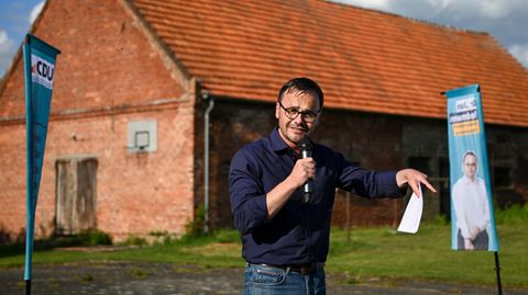 Auftritt auf dem Dorf: Der Brandenburger CDU-Landeschef Jan Redmann beim Wahlkampfauftakt seiner Partei in Kleßen im Havelland-Kreis.
