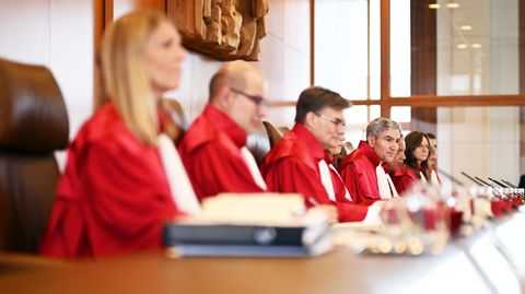 Der Erste Senat des Bundesverfassungsgerichts im Verhandlungssaal