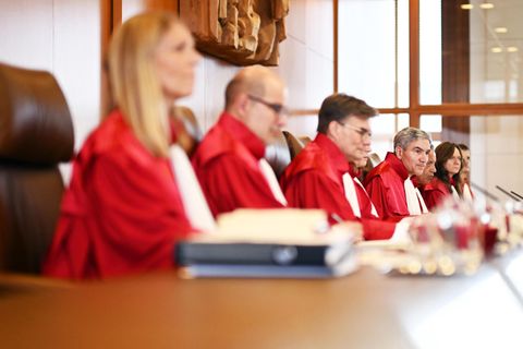 Der Erste Senat des Bundesverfassungsgerichts im Verhandlungssaal