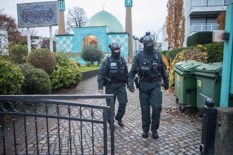 Zwei Polizisten bei der Durchsuchung des Islamisches Zentrum Hamburg im November 2023.