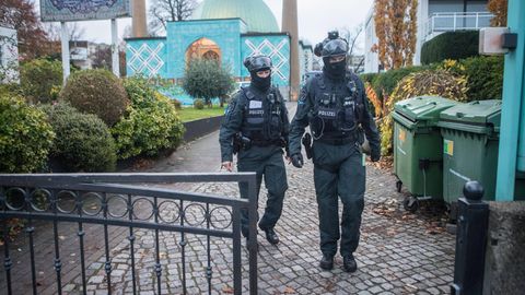 Zwei Polizisten bei der Durchsuchung des Islamisches Zentrum Hamburg im November 2023.