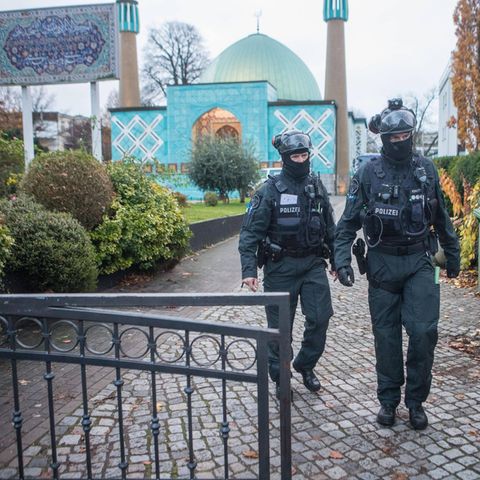 Zwei Polizisten bei der Durchsuchung des Islamisches Zentrum Hamburg im November 2023.