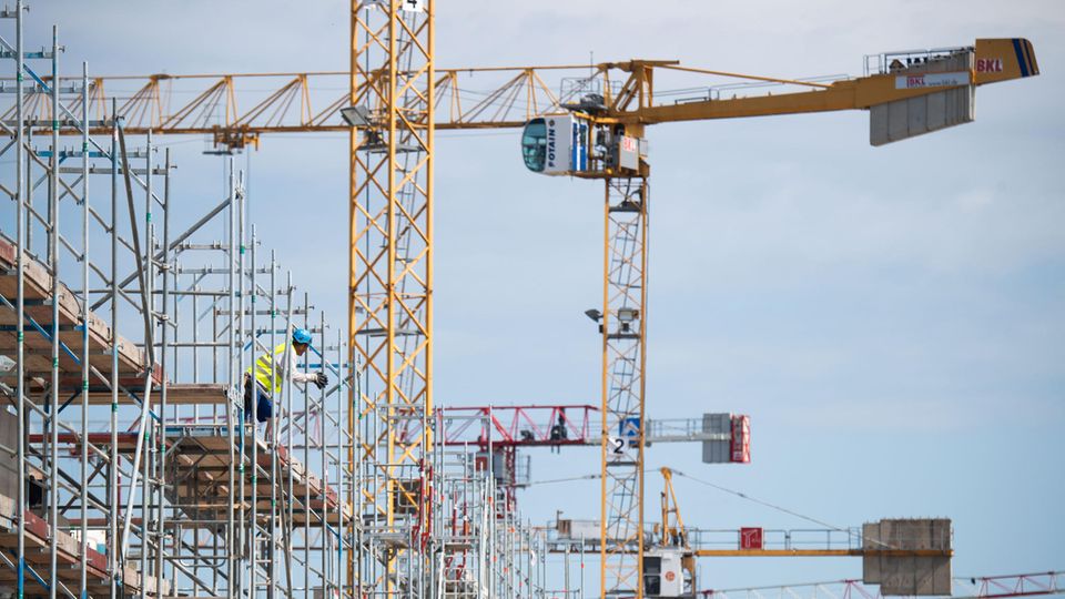 Mehrfamilienhäuser werden in Hannover gebaut. Wohnraum