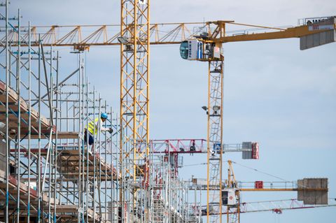 Mehrfamilienhäuser werden in Hannover gebaut. Wohnraum