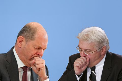 Frank-Walter Steinmeier und Olaf Scholz husten