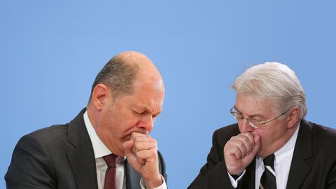 Frank-Walter Steinmeier und Olaf Scholz husten