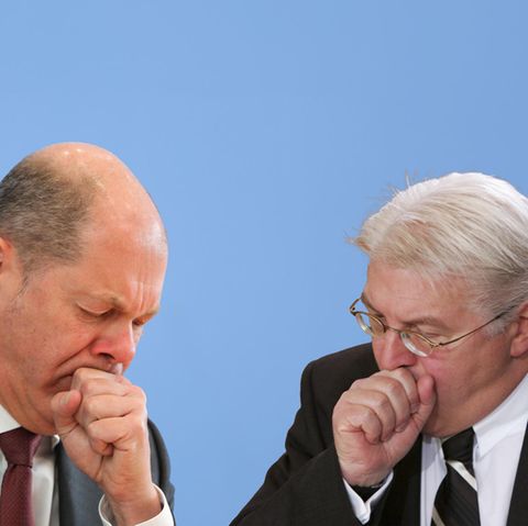Frank-Walter Steinmeier und Olaf Scholz husten