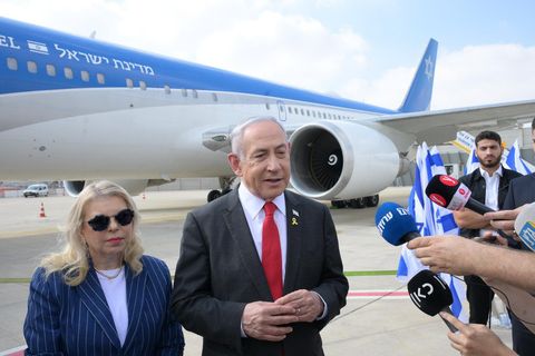 Israels Premier Netanjahu auf dem Rollfeld des Tel Aviver Flughafens vor Abflug nach Washington