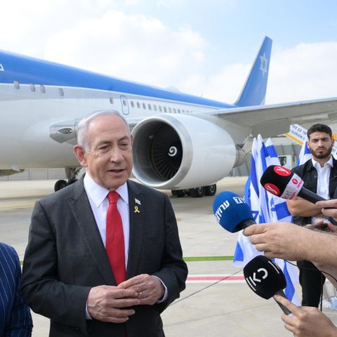 Israels Premier Netanjahu auf dem Rollfeld des Tel Aviver Flughafens vor Abflug nach Washington