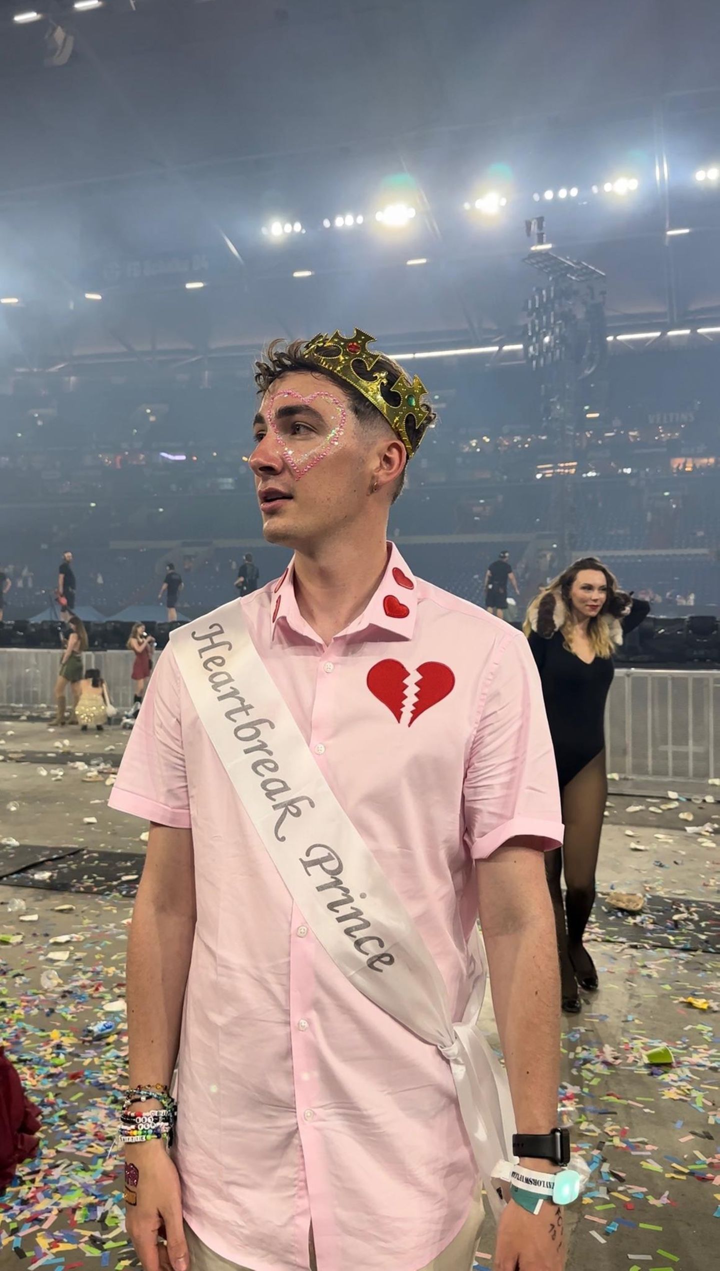Ein Mann in der leeren Arena nach dem Taylor Swift Konzert