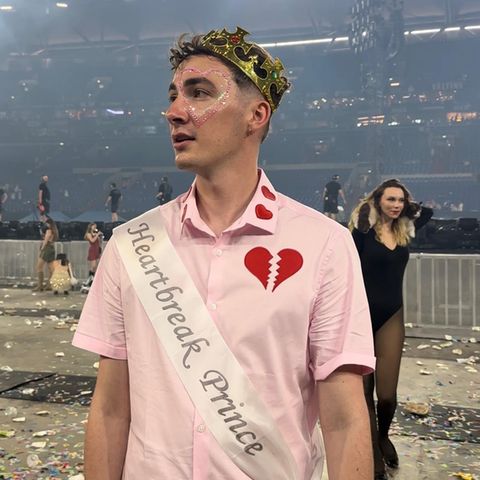 Ein Mann in der leeren Arena nach dem Taylor Swift Konzert
