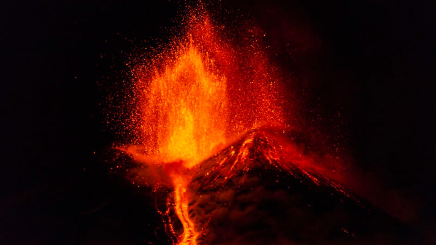 Vulkanutbrudd: Etna lammer flytrafikken på Sicilia