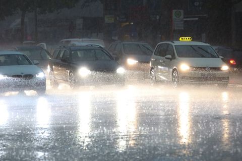 Der Deutsche Wetterdienst warnt vor schweren Gewittern mit Starkregen und Hagel im Norden