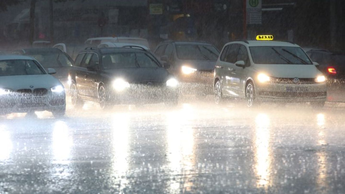Unwetter: Gewitter und Starkregen führen zu Verkehrsbehinderungen