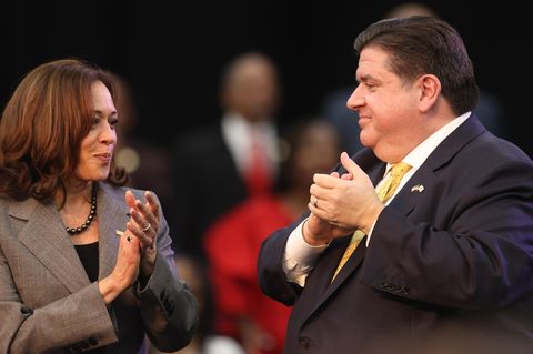 Kamala Harris und Gouverneur J.B. Pritzker stehen nebeneinander und klatschen