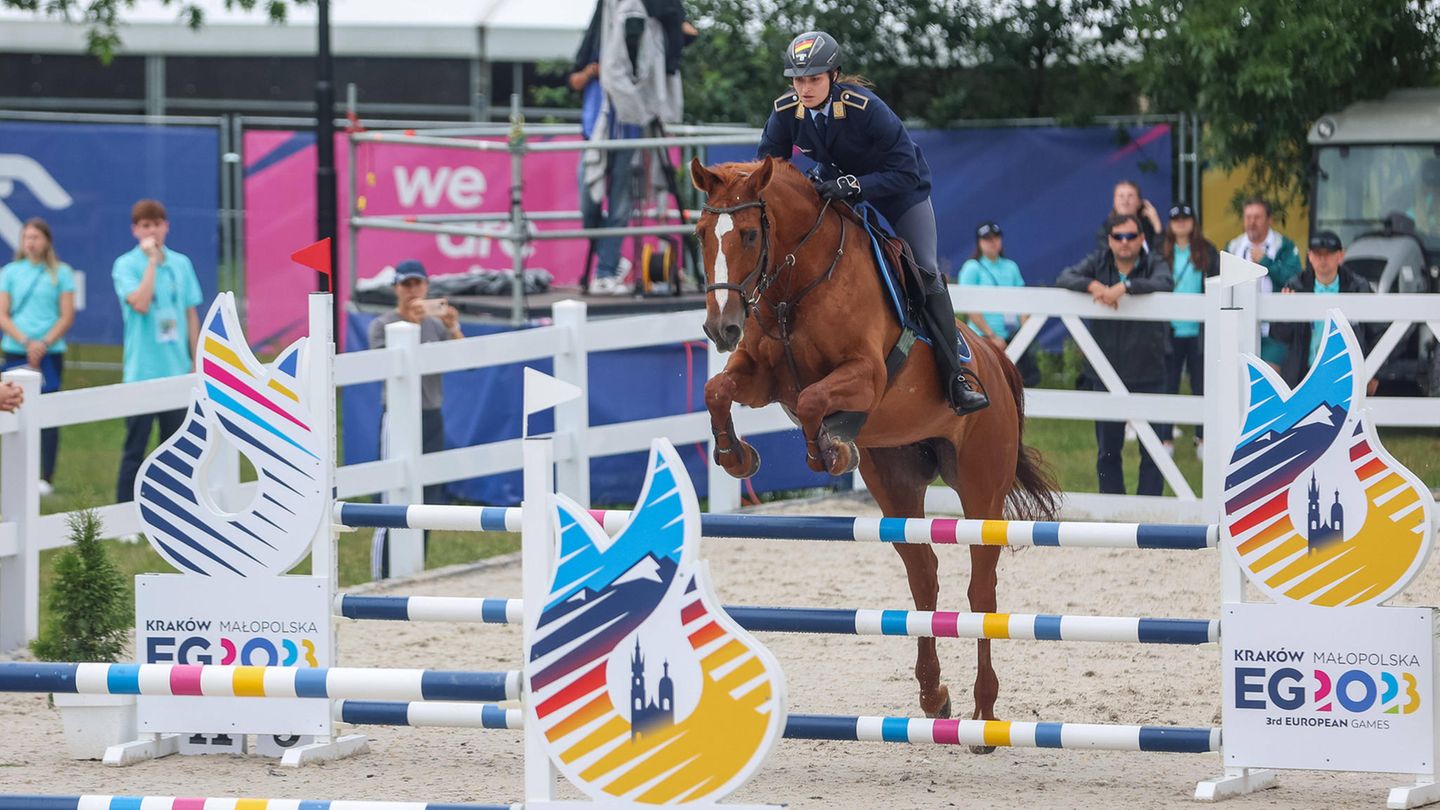 Annika Zillekens springt mit ihrem Pferd über ein Hindernis