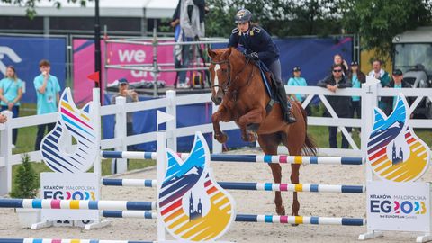 Annika Zillekens springt mit ihrem Pferd über ein Hindernis