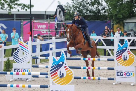 Annika Zillekens springt mit ihrem Pferd über ein Hindernis