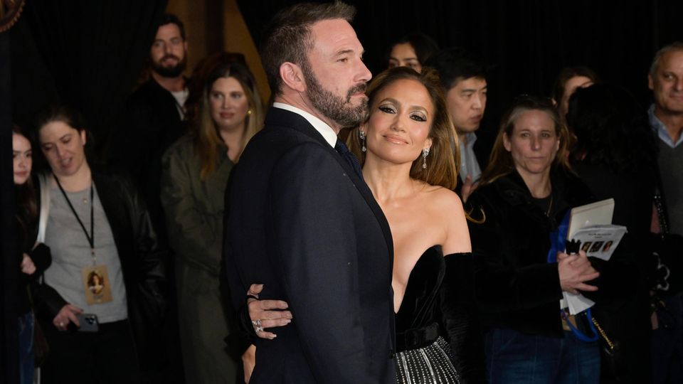 Ben Afflek and Jennifer Lopez arm in arm at a Veranstaltung