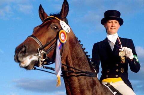 Nicole Uphoff präsentiert 1988 ihre Goldmedaille