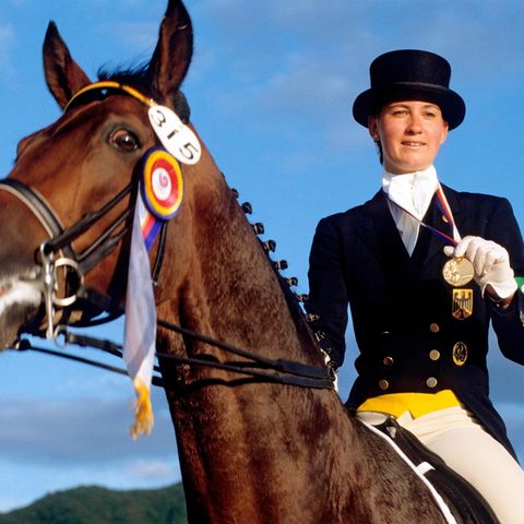 Nicole Uphoff präsentiert 1988 ihre Goldmedaille