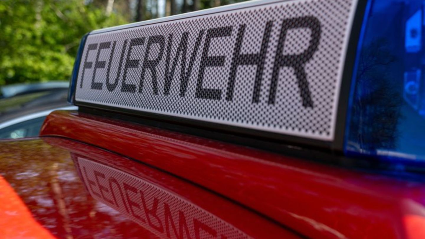 Feuer: Dachstuhl brennt in Finkenwerder - vier Menschen gerettet