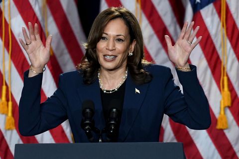 Harris in Umfrage vor Trump, Biden zeigt sich wieder nach Covid-Erkrankung