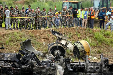 Angehörige von Nepals Armee stehen an der Unglücksstelle auf dem Flughafen Tribhuvan in Kathmandu
