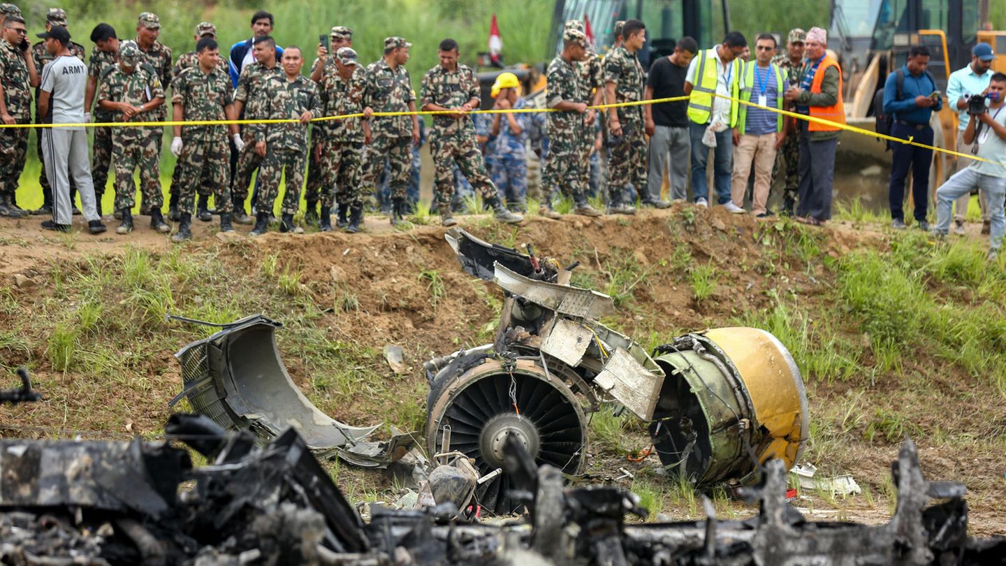 Von Landebahn abgekommen: Mehrere Tote bei Flugzeugabsturz in Nepal