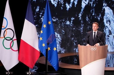 Macron hält eine Rede während der Präsentation der französischen Bewerbung für die Winterspiele 2030