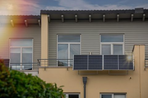 Balkonkraftwerk an einem Balkon mit direkten Nachbarwohnungen.