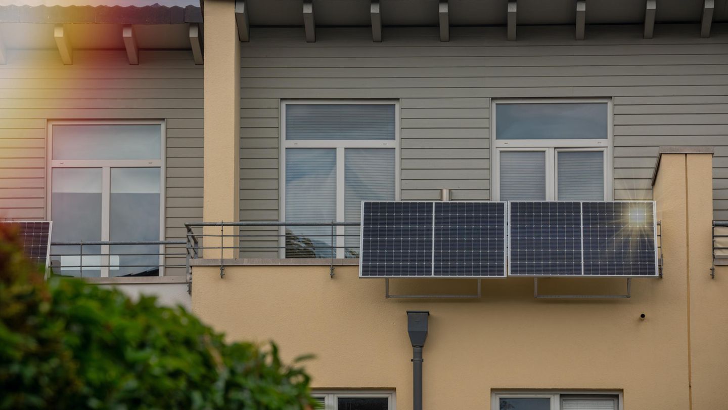 Balkonkraftwerk an einem Balkon mit direkten Nachbarwohnungen.