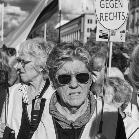 Omas gegen Rechts auf einer Demonstration, ältere Damen halten Schilder hoch