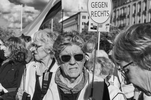 Omas gegen Rechts auf einer Demonstration, ältere Damen halten Schilder hoch