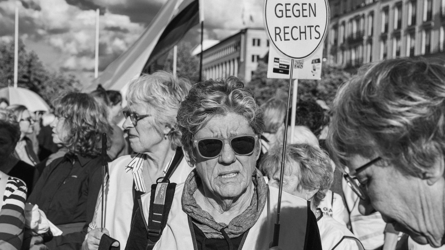 Omas gegen Rechts auf einer Demonstration, ältere Damen halten Schilder hoch